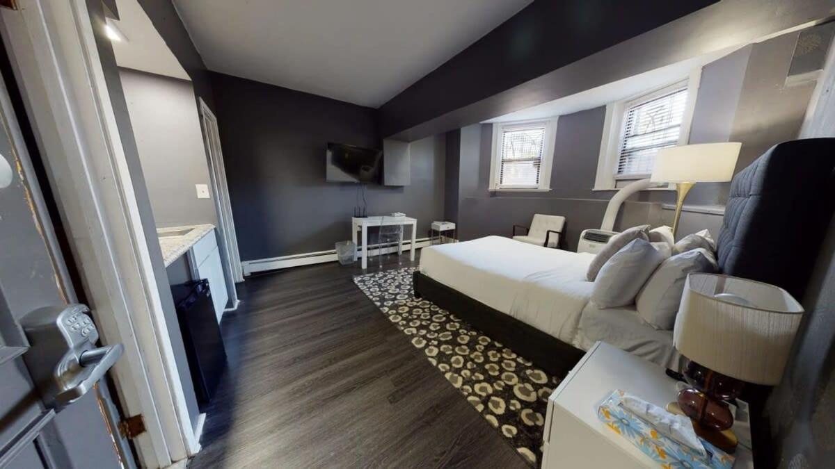 Lower Level Studios In Hip Bay Village Бостон Экстерьер фото